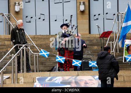 Glasgow, Scozia, Regno Unito. 12 ottobre 2025. I sostenitori dell'ex primo ministro Alex Salmond si sono riuniti a Glasgow per celebrare il primo anniversario della sua morte. I partecipanti hanno reso omaggio con discorsi, fiori e momenti di riflessione in onore dell’eredità politica dell’ex leader del SNP e dell’impatto sull’indipendenza scozzese. Crediti: Jacob Hughes/Alamy Live News Foto Stock