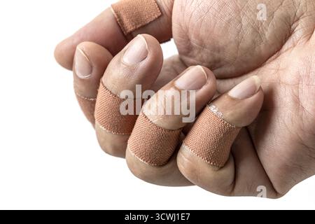Un dito con bende da vicino, mostrando il processo di guarigione e la cura. l'immagine evidenzia la consistenza e i dettagli della pelle e delle bende Foto Stock
