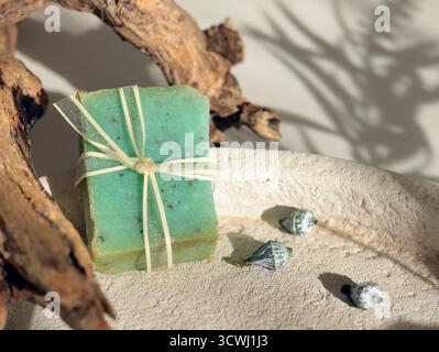 Cubi di sapone naturale sullo sfondo di elementi naturali. Artigianato e hobby. Cosmetici e bellezza. Prodotti ecocompatibili. Sfondo Foto Stock