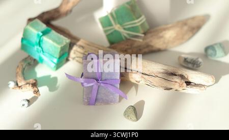 Cubi di sapone naturale sullo sfondo di elementi naturali. Artigianato e hobby. Cosmetici e bellezza. Prodotti ecocompatibili. Sfondo Foto Stock