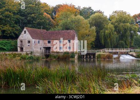 Sturminster Newton, Dorset, Regno Unito. 12 ottobre 2025. Meteo nel Regno Unito: Colori autunnali a Sturminster Newton Mill, Dorset. Sturminster Newton Mill è uno dei pochi mulini rimasti sul fiume Stour, parte di una serie di antichi mulini costruiti sul fiume. Si tratta di un mulino ad acqua completamente funzionante che produce farina, venduto nei negozi del Museo e del Mulino ed è un meraviglioso pezzo di archeologia industriale. Crediti: Carolyn Jenkins/Alamy Live News Foto Stock