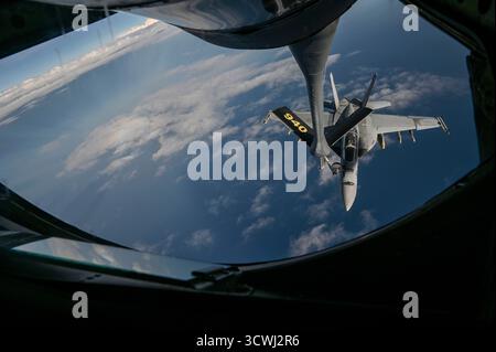Un F/A-18 Super Hornet della Marina degli Stati Uniti assegnato al gruppo d'attacco Harry S. Truman viene rifornito nell'area di responsabilità del comando centrale degli Stati Uniti, Foto Stock