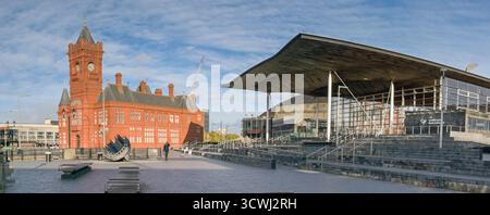 Cardiff, Galles Regno Unito - 5 ottobre 2025: Vista panoramica del Pierhead Building e dell'edificio Senedd Welsh Parliament nella baia di Cardiff. Foto Stock