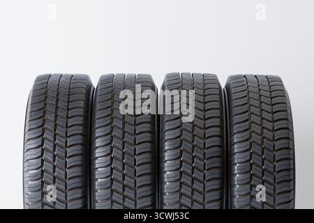 Primo piano degli pneumatici su sfondo bianco. Pneumatici per auto, ruote invernali isolate Foto Stock