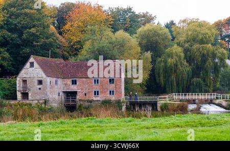 Sturminster Newton, Dorset, Regno Unito. 12 ottobre 2025. Meteo nel Regno Unito: Colori autunnali a Sturminster Newton Mill, Dorset. Sturminster Newton Mill è uno dei pochi mulini rimasti sul fiume Stour, parte di una serie di antichi mulini costruiti sul fiume. Si tratta di un mulino ad acqua completamente funzionante che produce farina, venduto nei negozi del Museo e del Mulino ed è un meraviglioso pezzo di archeologia industriale. Crediti: Carolyn Jenkins/Alamy Live News Foto Stock