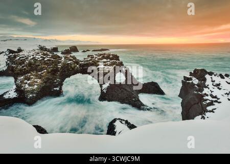 Tramonto sull'arco roccioso di Gatklettur nella penisola di Snaefellsnes, Islanda Foto Stock