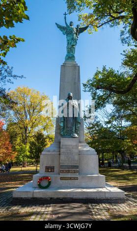 Saint John, NB - CA - 30 settembre 2025 il Saint John's War Memorial di Alfred Howell a King's Square, con una statua di un angelo e un'altra figura in una Foto Stock