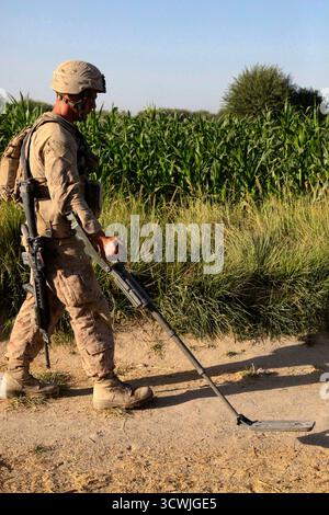 NAWA, PROVINCIA DI HELMAND, AFGHANISTAN - 19 agosto 2009 - Daniel Bemenderfer, con la compagnia Charlie, 1st Battalion, 5th Marine Regiment, utilizza una spazzatrice mineraria per cercare ordigni esplosivi improvvisati a Nawa, Afghanistan, il 19 agosto 2009. I Marines sono schierati con il Regimental Combat Team 3 per condurre operazioni di controinsurrezione in collaborazione con le forze di sicurezza Nazionale afghane nell'Afghanistan meridionale - foto: Geopix/USMC/Freddy G Cantu Foto Stock