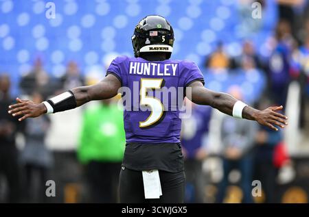 Baltimora, Stati Uniti. 12 ottobre 2025. Il quarterback dei Baltimore Ravens Tyler Huntley (5) si scalda prima di affrontare i Los Angeles Rams all'M&T Bank Stadium di Baltimora, Maryland, domenica 12 ottobre 2025. Foto di David Tulis/UPI credito: UPI/Alamy Live News Foto Stock