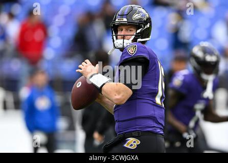 Baltimora, Stati Uniti. 12 ottobre 2025. Il quarterback dei Baltimore Ravens Cooper Rush (15) si scalda prima di affrontare i Los Angeles Rams all'M&T Bank Stadium di Baltimora, Maryland, domenica 12 ottobre 2025. Foto di David Tulis/UPI credito: UPI/Alamy Live News Foto Stock