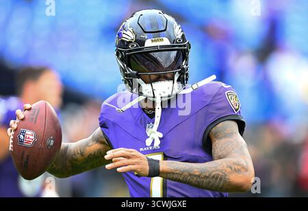 Baltimora, Stati Uniti. 12 ottobre 2025. Il wide receiver dei Baltimore Ravens Rashod Bateman (7) si scalda prima di affrontare i Los Angeles Rams all'M&T Bank Stadium di Baltimora, Maryland, domenica 12 ottobre 2025. Foto di David Tulis/UPI credito: UPI/Alamy Live News Foto Stock