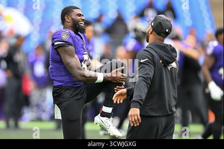 Baltimora, Stati Uniti. 12 ottobre 2025. Il quarterback dei Baltimore Ravens Tyler Huntley (5) si scalda prima di affrontare i Los Angeles Rams all'M&T Bank Stadium di Baltimora, Maryland, domenica 12 ottobre 2025. Foto di David Tulis/UPI credito: UPI/Alamy Live News Foto Stock