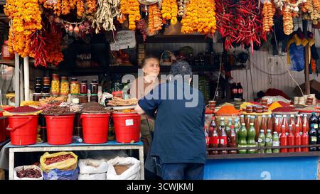 Chiosco di frutta secca e spezie al Dezerter Bazaar di Tbilisi, Georgia Foto Stock