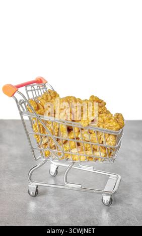 Noci in un carrello della spesa in miniatura, attenzione selettiva. Foto Stock