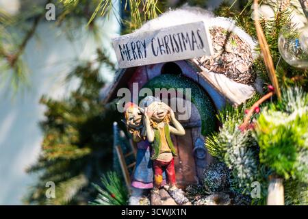 Statuine di elfo natalizio in decorazioni festive Foto Stock
