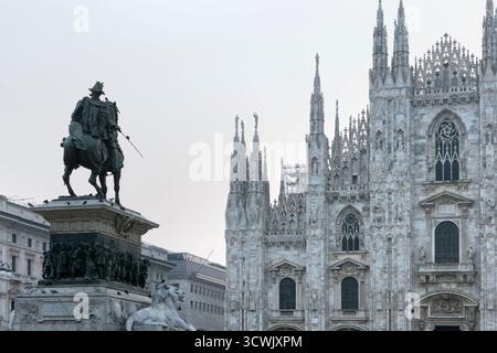 Primo piano del Duomo di Milano sulla piazza del Duomo al mattino, Milano, Lombardia, Italia. Foto dettagliata del Duomo di Milano con intricato arco gotico Foto Stock