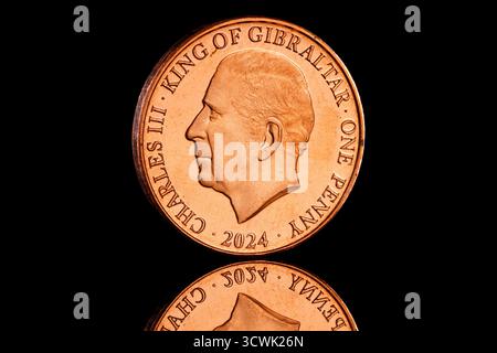 2024 Gibilterra una moneta da un soldo raffigurante un ritratto di re Carlo III di Raffaello Maklouf sul retro. Foto Stock