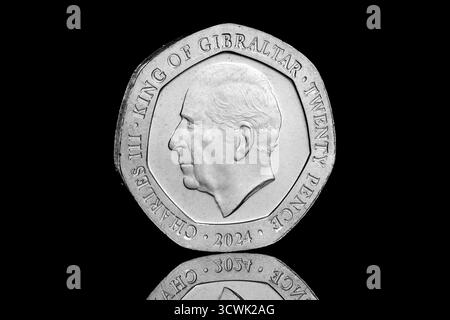 2024 moneta da 20 penny di Gibilterra con ritratto di re Carlo III sul dritto di Raffaello Maklouf Foto Stock