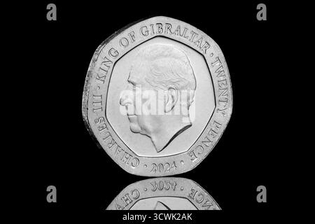 2024 moneta da 20 penny di Gibilterra con ritratto di re Carlo III sul dritto di Raffaello Maklouf Foto Stock