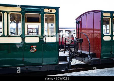 Carrozze ferroviarie storiche sulla piattaforma della stazione storica Foto Stock