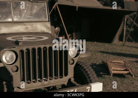 Jeep militare americana d'epoca esposta presso lo storico museo dell'aviazione Foto Stock