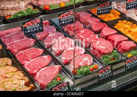 27 agosto 2025 - Ketchum, Idaho, Stati Uniti - vari tagli di carne rossa in mostra nel negozio di alimentari-vetrina del supermercato. Foto Stock