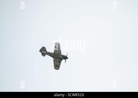 Aerei militari d'epoca che volano contro il cielo coperto al Duxford Airshow Foto Stock