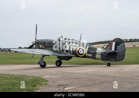 Velivolo da caccia Hawker Hurricane in mimetismo RAF all'aeroporto di Duxford dell'Imperial War Museum Foto Stock