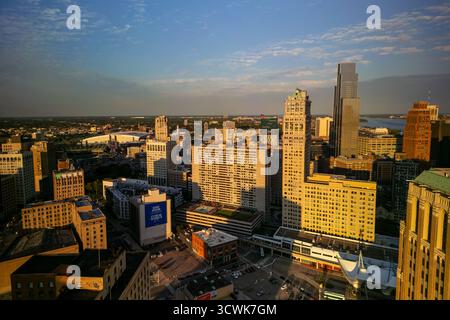Detroit, Michigan, Stati Uniti - 10 settembre 2025: Skyline del centro di Detroit illuminato sotto la luce del sole serale, sede di molti edifici storici e moderni. Foto Stock