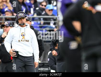 Baltimora, Stati Uniti. 12 ottobre 2025. Il capo-allenatore dei Baltimore Ravens John Harbaugh ha combattuto contro i Los Angeles Rams durante il secondo quarto all'M&T Bank Stadium di Baltimora, Maryland, domenica 12 ottobre 2025. Foto di David Tulis/UPI credito: UPI/Alamy Live News Foto Stock