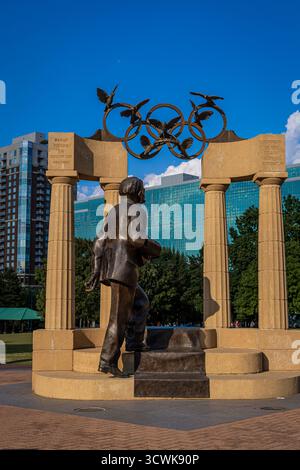 Simboli olimpici al Centennial Olympic Park di Atlanta, Georgia, un luogo iconico che simboleggia lo sport globale, i viaggi e il turismo culturale, ideale per l'edito Foto Stock