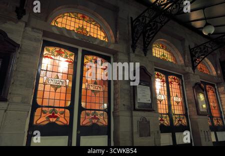 Vetri colorati Art Nouveau nelle porte della sala concerti Royal Hall, Harrogate, North Yorkshire. Foto Stock