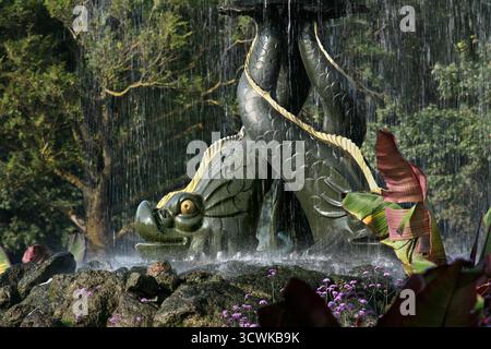 Vista dei delfini intrecciati in ghisa che sostengono la fontana Victoria sulla vecchia Steine di Brighton. Foto Stock