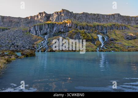Canyon di Sigöldugljúfur, fiume turchese e cascate a nastro in basalto scuro vicino a Sigöldulón, Highland islandese, Islanda meridionale Foto Stock