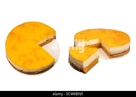 Cheesecake all'arancia isolata su sfondo bianco. Foto Stock