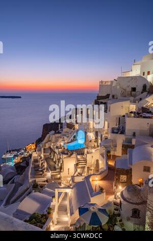 Vista del tramonto nella città di Oia, Santorini, Grecia Foto Stock