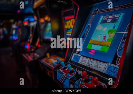 Primo piano dello schermo e dei comandi di un armadietto arcade Karate Champ in un ambiente di gioco rétro Foto Stock
