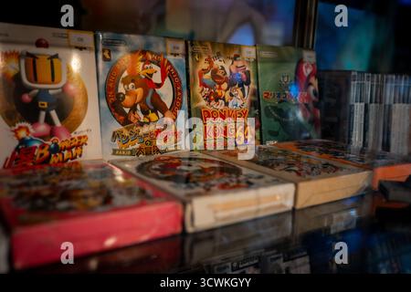 Un'esposizione di scatole di gioco retro giapponesi per Nintendo 64, tra cui Bomberman, Banjo-Kazooie, Donkey Kong 64 e Super Mario 64, in un luogo di gioco retrò Foto Stock