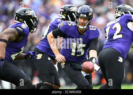 Baltimora, Stati Uniti. 12 ottobre 2025. Il quarterback dei Baltimore Ravens Cooper Rush (15) si tolse la mano durante il secondo quarto contro i Los Angeles Rams all'M&T Bank Stadium di Baltimora, Maryland, domenica 12 ottobre 2025. Foto di David Tulis/UPI credito: UPI/Alamy Live News Foto Stock
