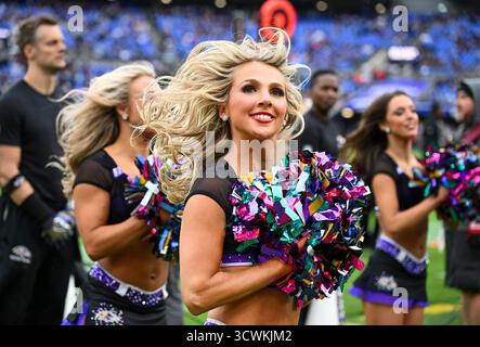 Baltimora, Stati Uniti. 12 ottobre 2025. Le cheerleader dei Baltimore Ravens si esibiscono contro i Los Angeles Rams durante il quarto periodo all'M&T Bank Stadium di Baltimora, Maryland, domenica 12 ottobre 2025. Foto di David Tulis/UPI credito: UPI/Alamy Live News Foto Stock