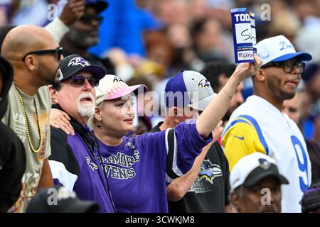 Baltimora, Stati Uniti. 12 ottobre 2025. I sopravvissuti al cancro e le loro famiglie sono riconosciuti durante il secondo quarto della partita dei Baltimore Ravens e dei Los Angeles Rams all'M&T Bank Stadium di Baltimora, Maryland, domenica 12 ottobre 2025. Foto di David Tulis/UPI credito: UPI/Alamy Live News Foto Stock