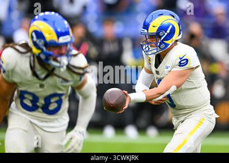 Baltimora, Stati Uniti. 12 ottobre 2025. Il quarterback dei Los Angeles Rams Matthew Stafford (9) si lanciò contro i Baltimore Ravens durante il quarto periodo all'M&T Bank Stadium di Baltimora, Maryland, domenica 12 ottobre 2025. Foto di David Tulis/UPI credito: UPI/Alamy Live News Foto Stock