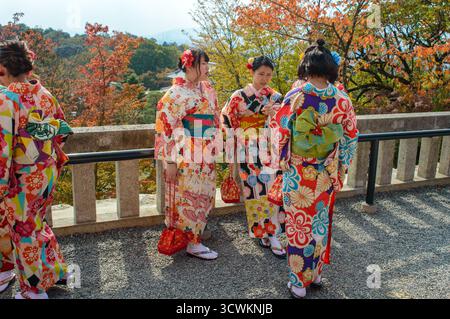 Donne in kimono colorati in piedi all'aperto durante l'autunno a Kyoto, Giappone, il 3 novembre 2017 Foto Stock