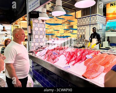I clienti possono curiosare tra una vasta selezione di pesce fresco in un vivace mercato di pesce, con esposizione colorata e personale attento.Tenerife Canaries Foto Stock