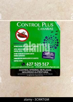 Adesivo di Control Plus Canarias servizi di pubblicità di controllo dei parassiti con i dettagli di contatto e il design colorato delle Canarie di Tenerife Foto Stock