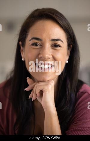 Primo piano ritratto di una donna latina felice che guarda la fotocamera Foto Stock