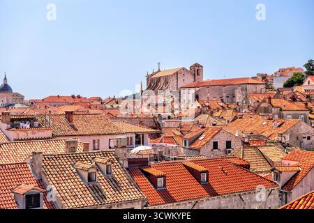 Una vista panoramica sui tetti in terracotta della città vecchia di Dubrovnik Foto Stock