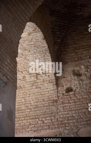 Una fotografia dettagliata dell'interno di un arco nasride e del soffitto a volta trovato nel quartiere Albaicín di Granada, in Spagna, sede del mondo lei Foto Stock