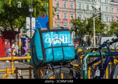 Il corriere Wolt ha parcheggiato nel centro di Budapest, mostrando la crescente economia degli spettacoli e la cultura urbana della consegna di cibo in Ungheria. Foto Stock