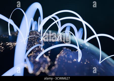 Terra luminosa di notte con città illuminate e linee di luce blu digitale, che rappresentano la tecnologia globale, le connessioni Internet, la comunità mondiale Foto Stock
